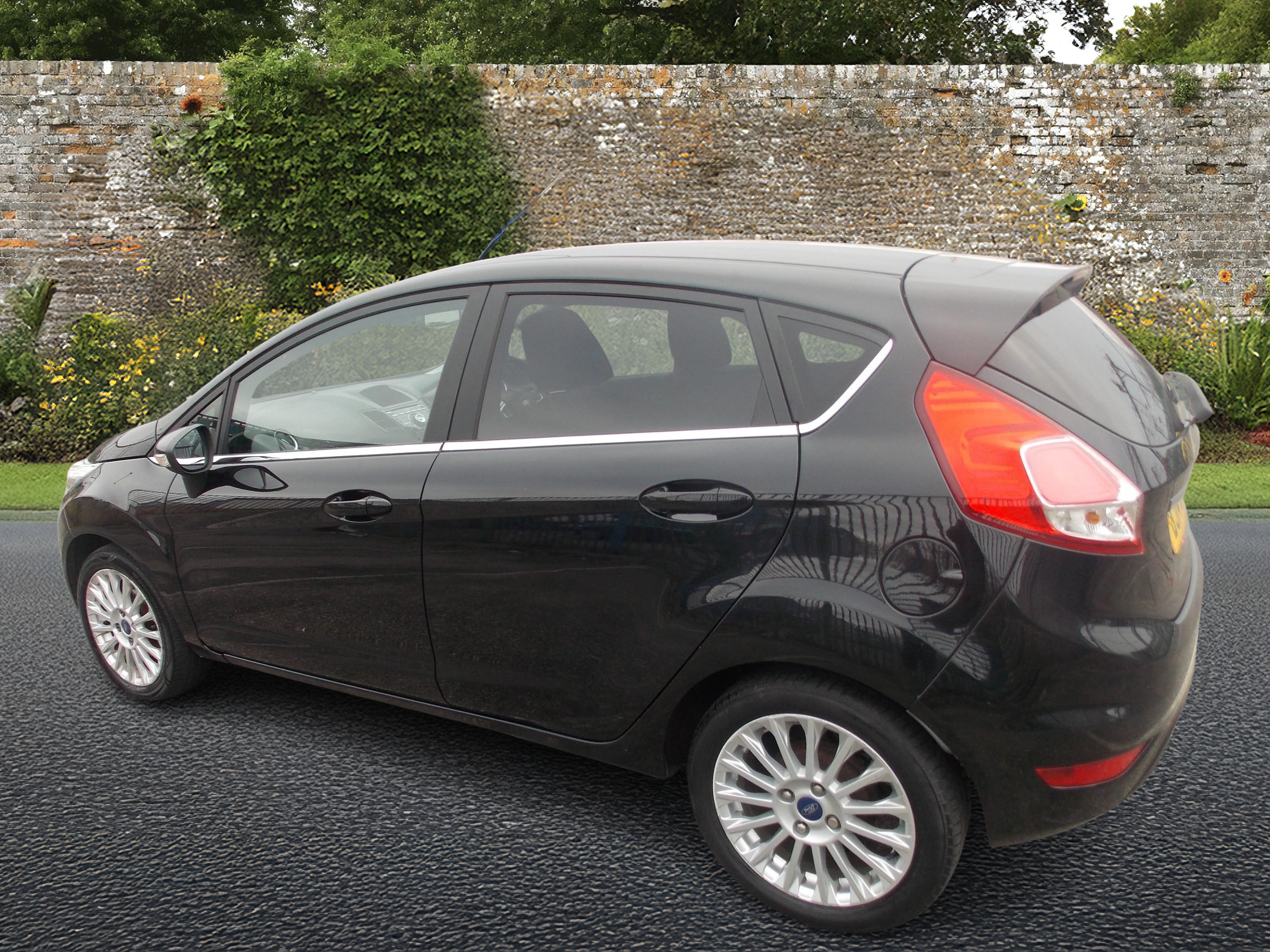 fiesta black 5